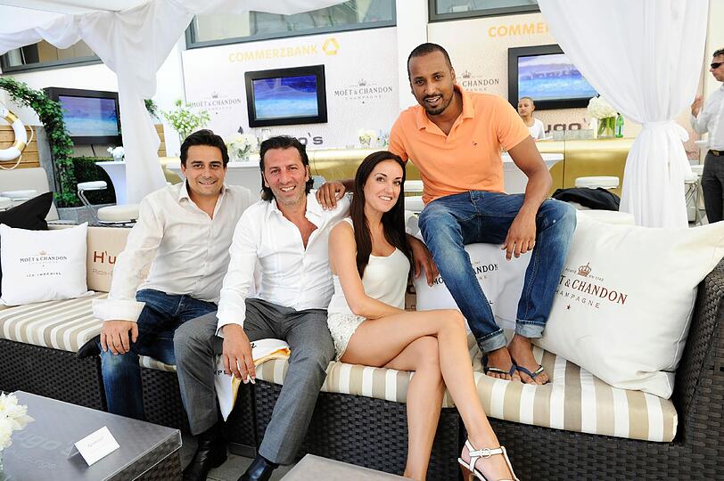 Mimmo Speranza, Ugo Crocamo, seine Freundin Melanie Fischer und DJ Ramon feiern das Bar und Terrassen Opening in München.
