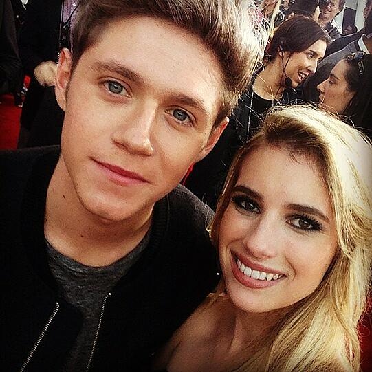 Niall Horan und Emma Roberts auf dem roten Teppich der American Music Awards
