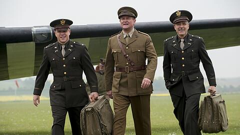 Die Schauspieler Matt Damon (v. l. n. r.), Bill Murray und George Clooney in einer Szene des Films «Monuments Men - Ungewöhnliche Helden». Der Film läuft im Wettbewerb (außer Konkurrenz) der Berlinale 2014.