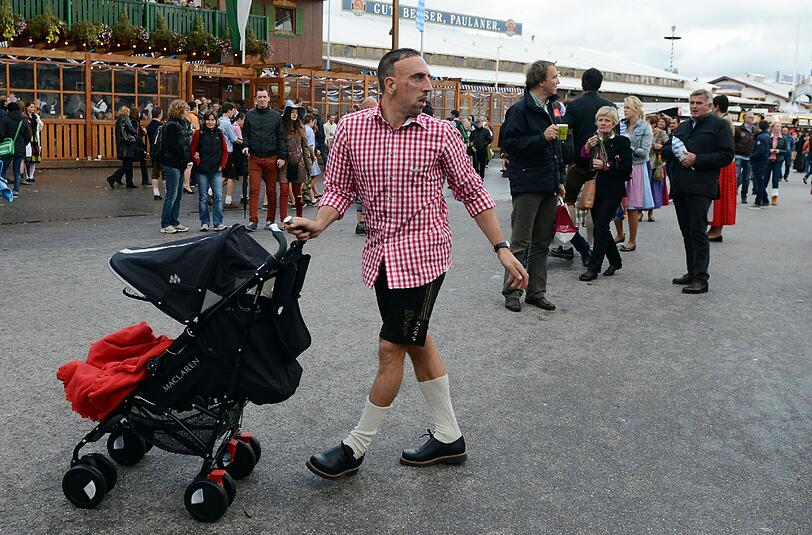 Auch mit dem Kinderwagen auf der Wiesn unterwegs: Bayern-Star Franck Ribéry