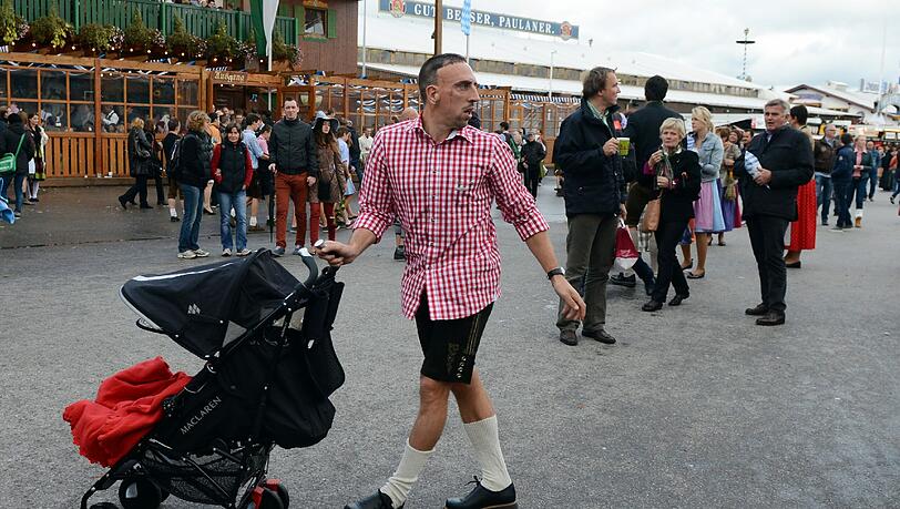 Auch mit dem Kinderwagen auf der Wiesn unterwegs: Bayern-Star Franck Ribéry Auch mit dem Kinderwagen auf der Wiesn unterwegs: Bayern-Star Franck Ribéry