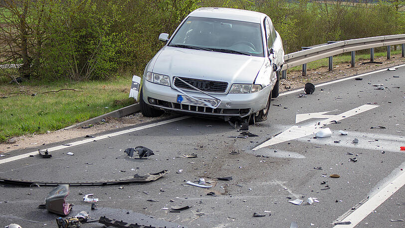 Ein Trümmerfeld auf der Staatsstraße 2245 in Zirndorf: Der Rollerfahrer starb noch vor Ort, der 30-Jährige stieß mit einem Streifenwagen zusammen, der gerade auf Einsatzfahrt war. Die Bilder.