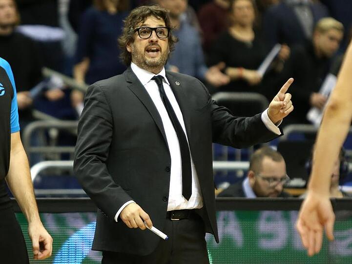 Andrea Trinchieri steht gestikulierend am Spielfeldrand. Foto: Andreas Gora/dpa/Archivbild