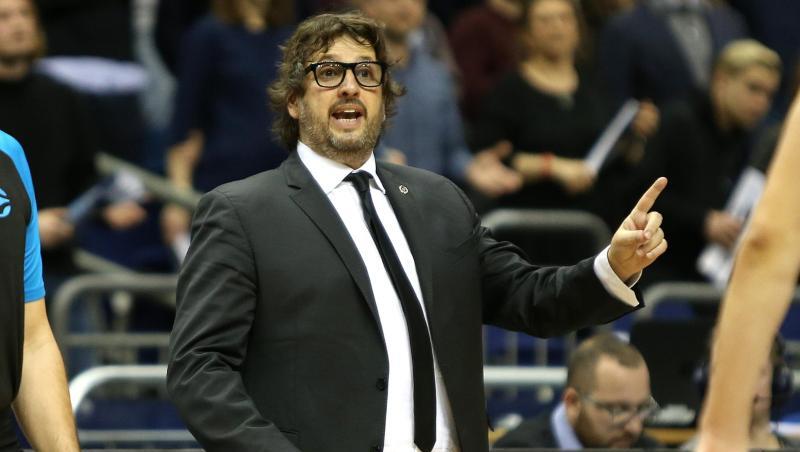 Andrea Trinchieri steht gestikulierend am Spielfeldrand. Foto: Andreas Gora/dpa/Archivbild Andrea Trinchieri steht gestikulierend am Spielfeldrand. Foto: Andreas Gora/dpa/Archivbild