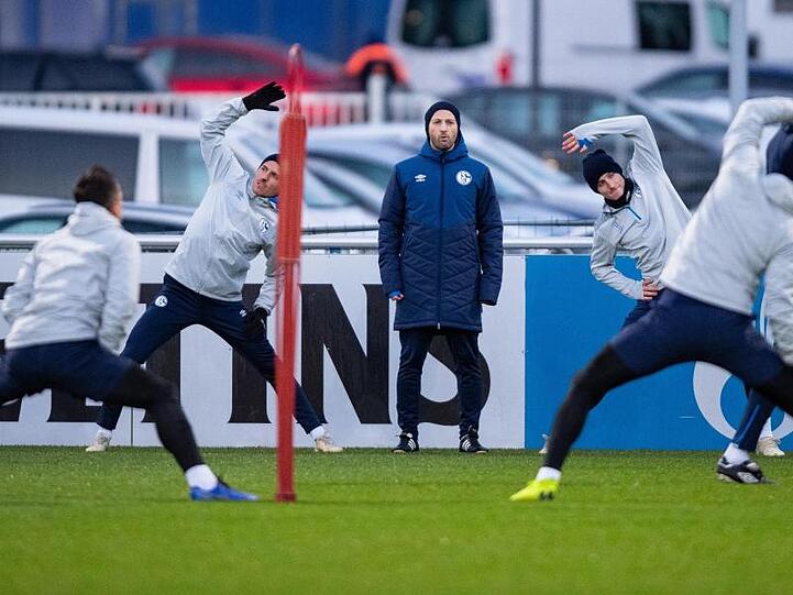Muss gegen Lokomotive Moskau einige Wechsel vornehmen: Schalkes Trainer Domenico Tedesco (M) schaut den Spielern beim Dehnen zu.