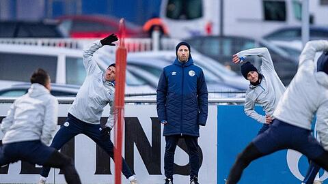 Muss gegen Lokomotive Moskau einige Wechsel vornehmen: Schalkes Trainer Domenico Tedesco (M) schaut den Spielern beim Dehnen zu.