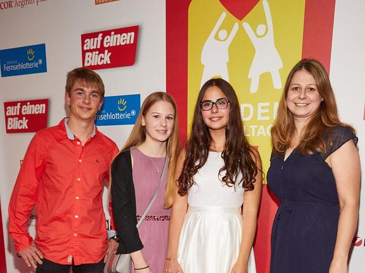 Die "Klimascouts" Laurin (l-r), Emilia, Leyla und die Lehrerin Janina Gebauer (r). Foto: Georg Wendt/dpa
