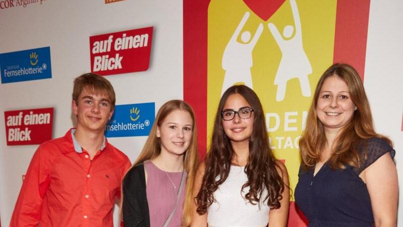Die "Klimascouts" Laurin (l-r), Emilia, Leyla und die Lehrerin Janina Gebauer (r). Foto: Georg Wendt/dpa Die "Klimascouts" Laurin (l-r), Emilia, Leyla und die Lehrerin Janina Gebauer (r). Foto: Georg Wendt/dpa