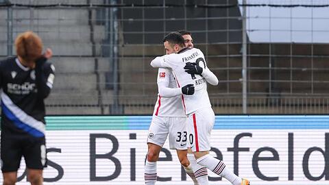 Frankfurts Andre Silva (M) traf gegen Bielefeld doppelt.