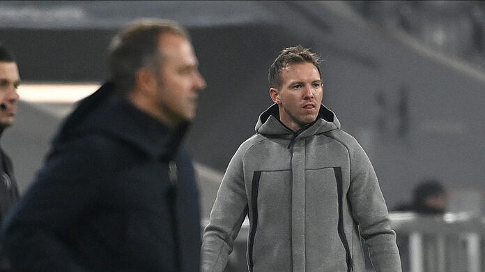 Noch im Hintergrund und bald sein Nachfolger? Julian Nagelsmann (r)  und Bayern-Trainer Hansi Flick. (Archivbild)