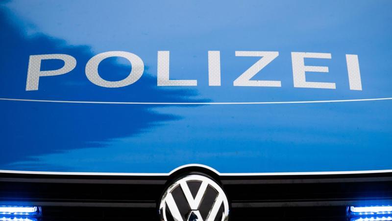 Ein Blaulicht leuchtet an einer Polizeistreife.