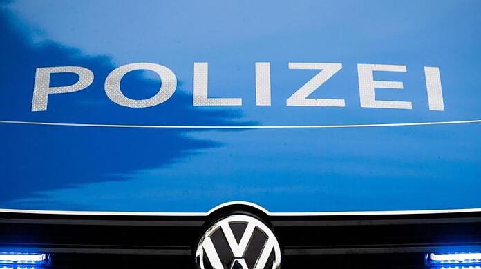 Ein Blaulicht leuchtet an einer Polizeistreife.