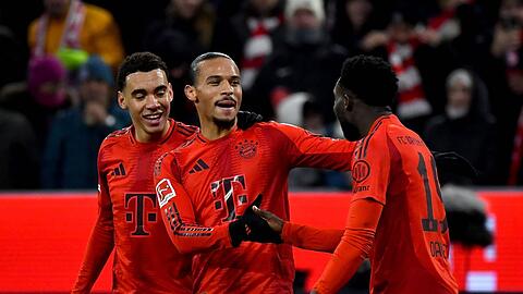 Zukunft bei Bayern? Bei Jamal Musiala (l.) und Alphonso Davies (r.) sieht es sehr gut aus, bei Leroy Sané muss dafür noch einiges passieren.