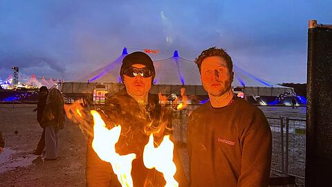 Daniel Hessenberger und Michael Eisenstein von "Drumatical" waren mit ihrer Feuershow auf dem Tollwood zu Gast.