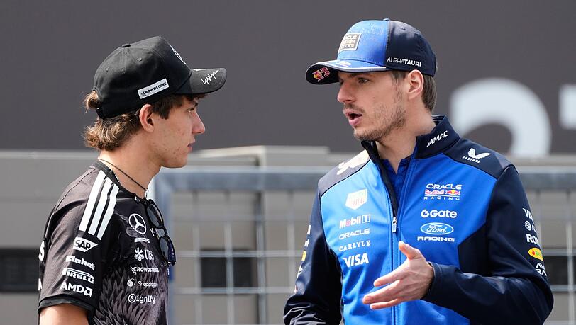 Red-Bull-Star Max Verstappen (r) f&auml;hrt derzeit weit hinter Kimi Antonelli her.