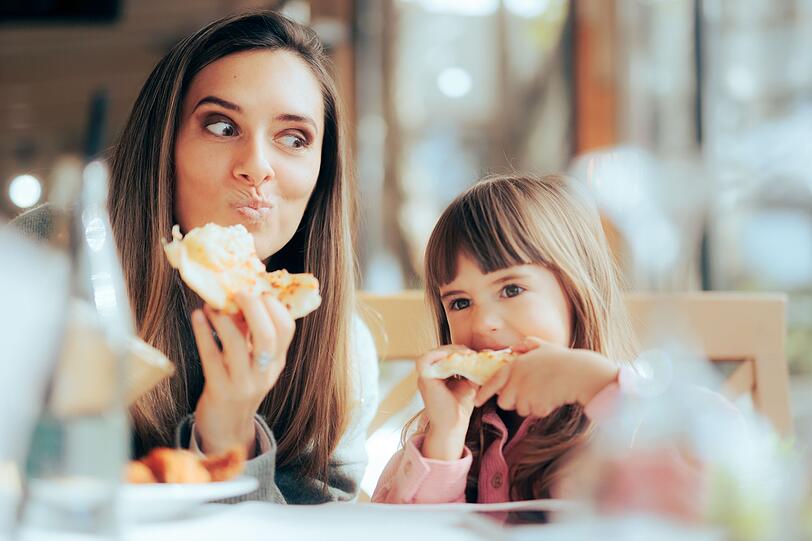 Gründliches Kauen fördert den Speichelfluss und entlastet den Darm, da zerkleinerte Nahrung leichter verdaut wird. Ein Kaugummi ohne Zucker ist ebenfalls eine gute Wahl nach dem Essen. Er regt die Speichelproduktion an, neutralisiert Säuren und unterstützt die Remineralisierung der Zähne. Gründliches Kauen fördert den Speichelfluss und entlastet den Darm, da zerkleinerte Nahrung leichter verdaut wird. Ein Kaugummi ohne Zucker ist ebenfalls eine gute Wahl nach dem Essen. Er regt die Speichelproduktion an, neutralisiert Säuren und unterstützt die Remineralisierung der Zähne.