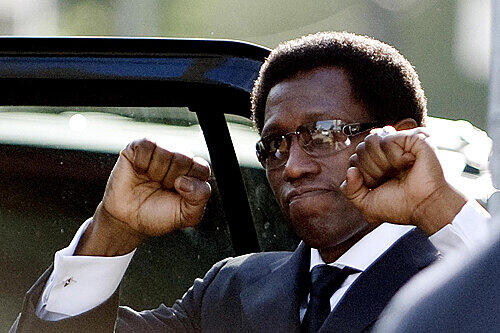 Worüber er sich freut, bleibt wohl sein Geheimnis: Wesley Snipes muss wegen Steuerbetrugs für drei Jahre ins Gefängnis. Die Staatsanwaltschaft warf ihm vor, von 1999 bis 2004, eine viel zu niedrige Einkommensteuer gezahlt zu haben.