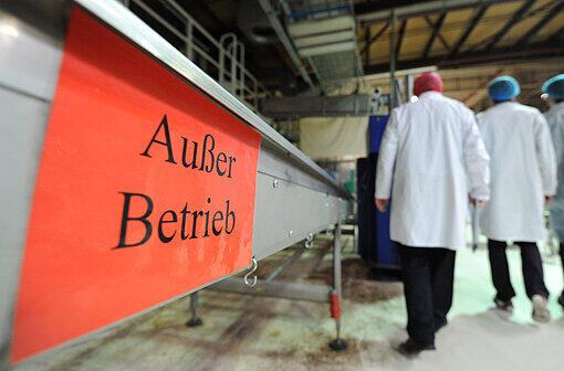 Mitarbeiter von Müller-Brot reinigen am Donnerstag (08.03.2012) im Produktionsgebäude der Müller-Brot GmbH in Neufahrn. Nach jahrelangen Hygieneproblemen hatten die Aufsichtsbehörden die Müller-Brot-Fabrik in Neufahrn bei München Ende Januar 2012 geschlossen. Wenige Wochen später meldete das Unternehmen Insolvenz an.