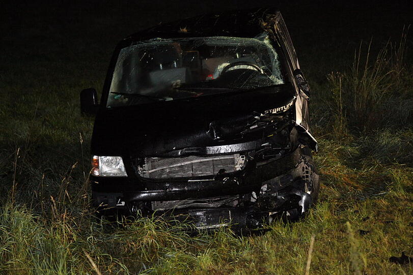 Bei Warngau ist ein Autofahrer bei einem heftigen Frontalcrash ums Leben gekommen. Der Mann wollte überholen und rauschte dabei mit einem anderen Wagen auf der Gegenfahrbahn zusammen.