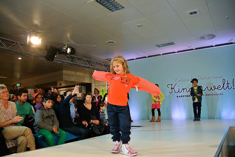 Tolle Show: 25 junge Laufsteg-Talente präsentierten am Samstag in der neuen Kinderwelt bei KARSTADT am Bahnhofplatz Mode-Trends