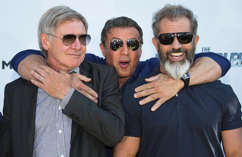 Hier albert Gibson zusammen mit Harrison Ford und Sylvester Stallone beim Fototermin rum.