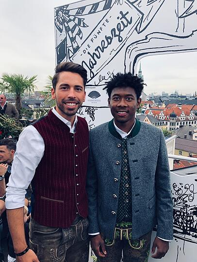 AZ-Ressortleiter Steffen Trunk mit FC-Bayern-Kicker David Alaba