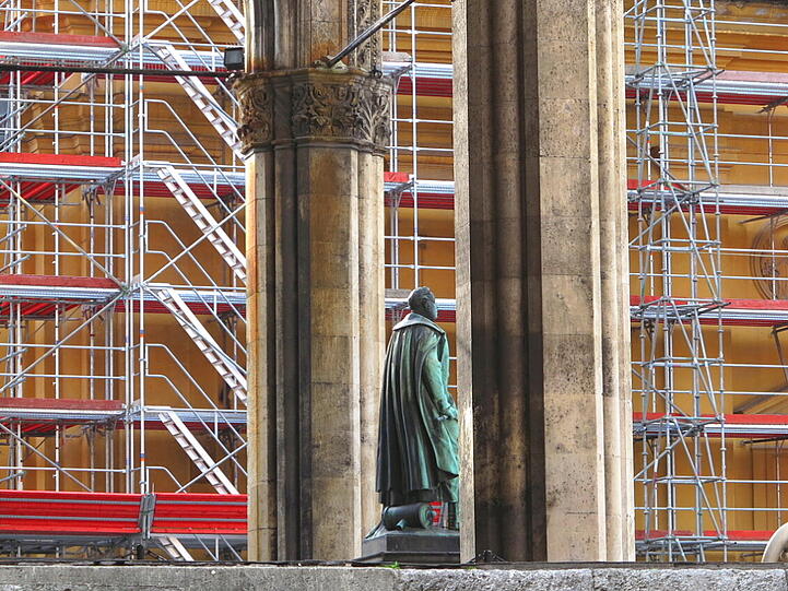 Seit Kurzem umspannt ein Grüst die Theatinerkirche am Odeonsplatz. Die Bilder.
