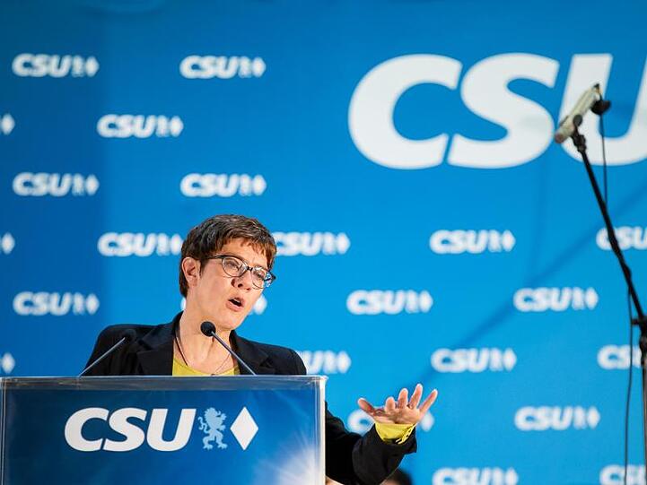Kramp-Karrenbauer wirft Rot-grün vor, aus ihren umstrittenen Karnevals-Äußerungen eine große Debatte zu machen.