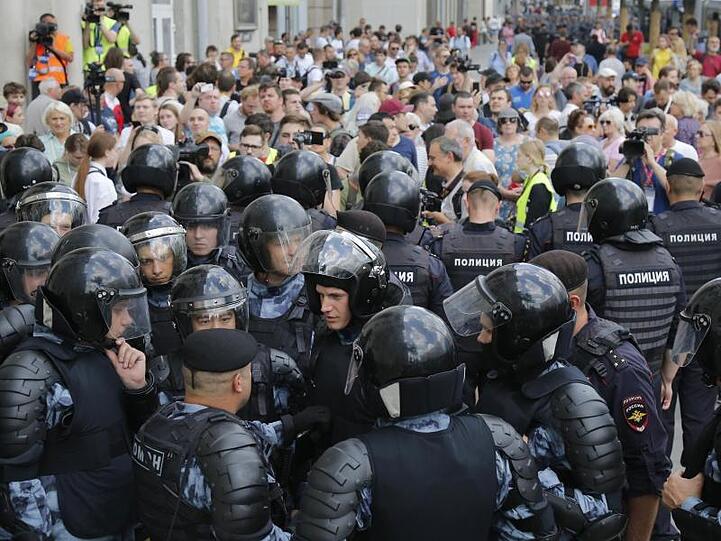 Die Polizei blockiert die Kundgebung im Zentrum der Stadt.