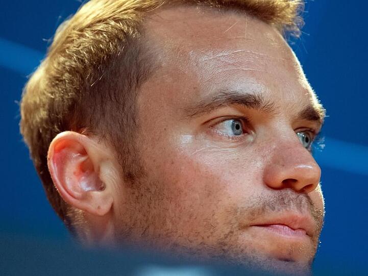 Torwart Manuel Neuer sitzt auf dem Podium. Foto: Sven Hoppe