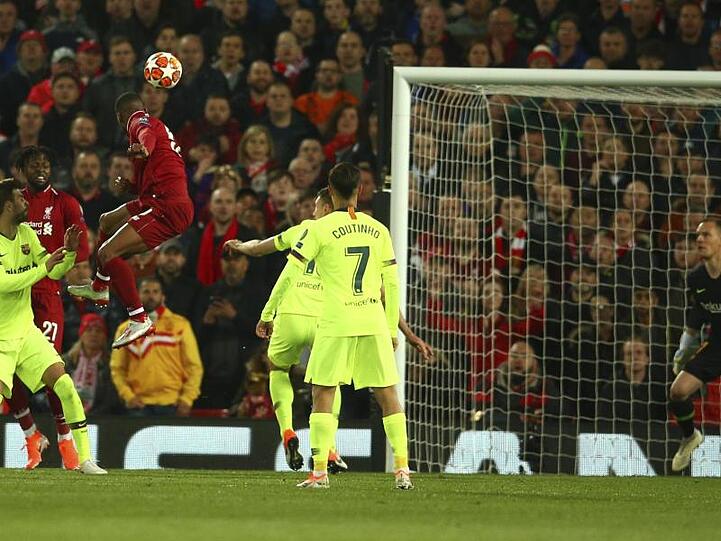 Kurz darauf köpft Wijnaldum (M.) das 3:0.