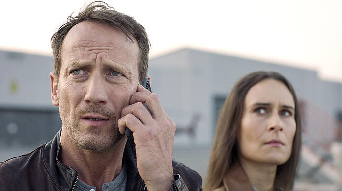 Der Einsatz läuft aus dem Ruder: Falke (Wotan Wilke Möhring) mit Kollegin Katia (Anja Taschenberg) im aktuellen Hamurg-"Tatort: Macht der Familie".