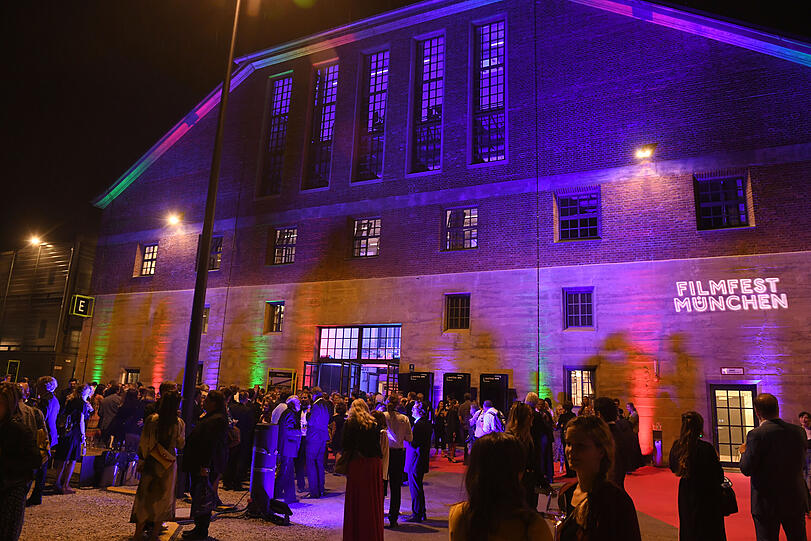 Die Isarphilharmonie war bei der Opening Night im Rahmen des Filmfest München bunt beleuchtet. Bis zum 2. Juli zeigt das Festival Filme aus aller Welt.