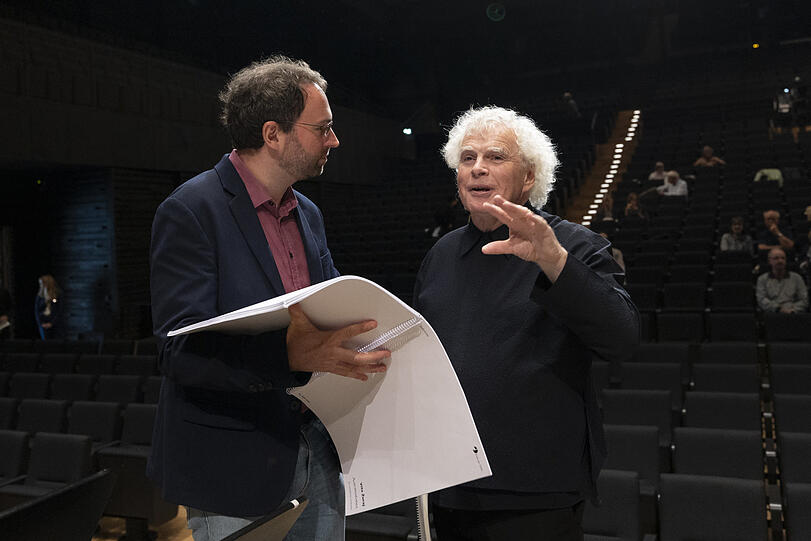 Simon Rattle mit Vito Žuraj (links)