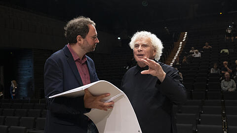 Simon Rattle mit Vito Žuraj (links)