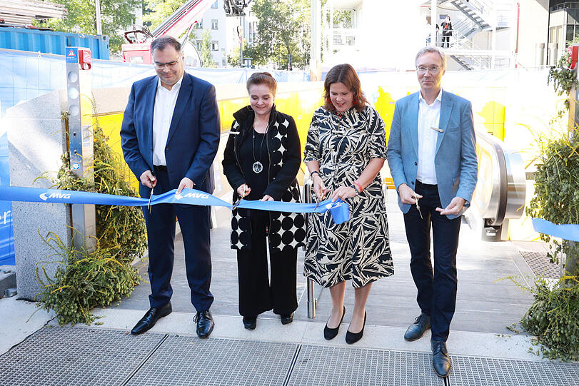 Schnippschnapp: Mit goldfarbenen Scheren schneiden MVG-Chef Ingo Wortmann (v. l.), Baureferentin Jeanne-Marie Ehbauer, Münchens dritte Bürgermeisterin Verena Dietl und Mobilitätsreferent Georg Dunkel das Band zum neuen U-Bahn-Auf- und Abgang an der Blumenstraße durch.