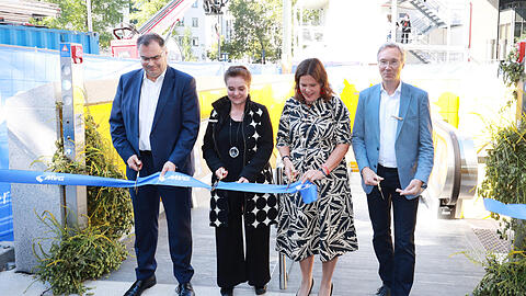 Schnippschnapp: Mit goldfarbenen Scheren schneiden MVG-Chef Ingo Wortmann (v. l.), Baureferentin Jeanne-Marie Ehbauer, Münchens dritte Bürgermeisterin Verena Dietl und Mobilitätsreferent Georg Dunkel das Band zum neuen U-Bahn-Auf- und Abgang an der Blumenstraße durch.