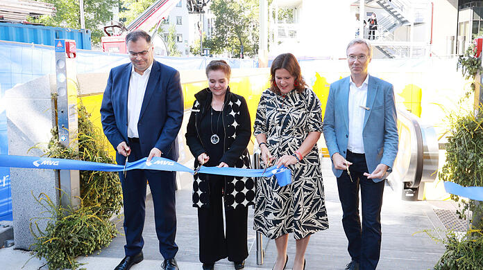 Schnippschnapp: Mit goldfarbenen Scheren schneiden MVG-Chef Ingo Wortmann (v. l.), Baureferentin Jeanne-Marie Ehbauer, Münchens dritte Bürgermeisterin Verena Dietl und Mobilitätsreferent Georg Dunkel das Band zum neuen U-Bahn-Auf- und Abgang an der Blumenstraße durch.