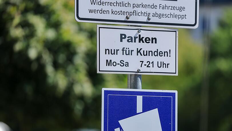 Auf immer mehr Parkplätzen, vor allem von Supermärkten, wird das Parken digital erfasst und von externen Dienstleistern abgewickelt. (Archivbild)