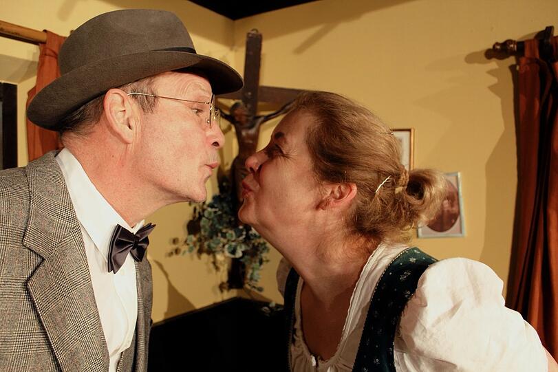 Neue Liebe nach 25 Jahren? Markus Neumaier und Daniela M&auml;rz als Inspektor und Wirtin.