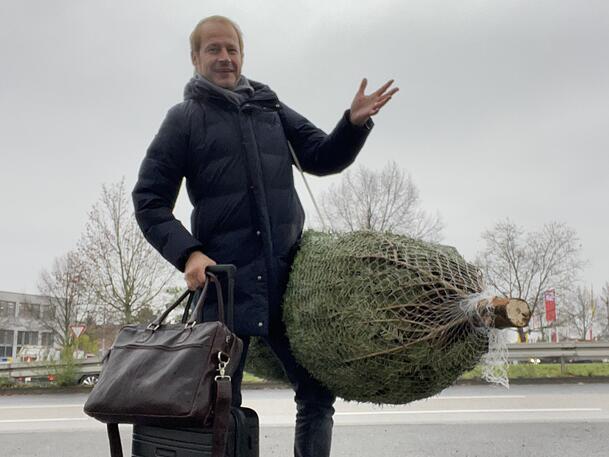 Für die Kolleginnen in der ZDF-Maske war ihm kein Transport zu umständlich: Zukünftig wird man beim Sender leider auf Tim Niedernoltes Weihnachtsbaum verzichten müssen. Für die Kolleginnen in der ZDF-Maske war ihm kein Transport zu umständlich: Zukünftig wird man beim Sender leider auf Tim Niedernoltes Weihnachtsbaum verzichten müssen.