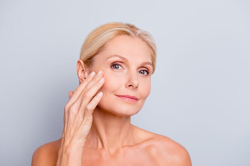 US-amerikanische Forscher haben unlängst die sichtbaren Effekte von Face Yoga untersucht. Das Ergebnis ihrer Studie lautete: Das Alter von Frauen, die regelmäßig trainiert hatten, wurde bereits etwa fünf Monate später um ungefähr drei Jahre jünger eingeschätzt. US-amerikanische Forscher haben unlängst die sichtbaren Effekte von Face Yoga untersucht. Das Ergebnis ihrer Studie lautete: Das Alter von Frauen, die regelmäßig trainiert hatten, wurde bereits etwa fünf Monate später um ungefähr drei Jahre jünger eingeschätzt.