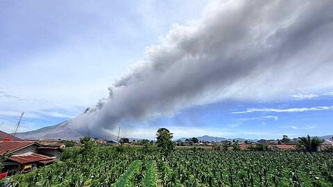 Der Sinabung auf Sumatra z&auml;hlt zu den aktivsten Vulkanen Indonesiens.