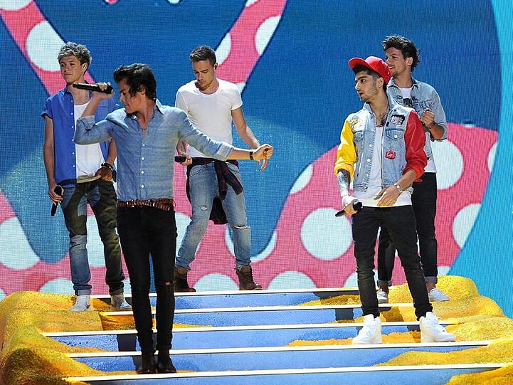 Sie bekamen nicht nur Preise, sondern performten auch auf der Bühne: Die Musiker von One Direction