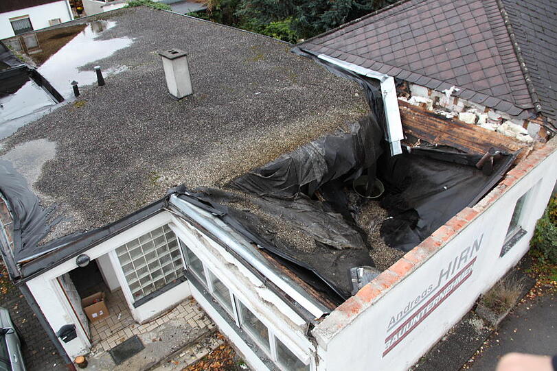 Das marode Hausdach sit in sich zusammengefallen. Bilder vom Feuerwehreinsatz.