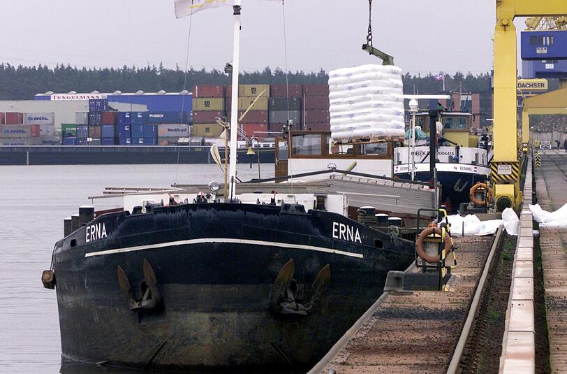Am Nürnberger Hafen hat ein unaufmerksamer Kapitän einen schaden von über 100 000 Euro angerichtet. (Symbolbild)