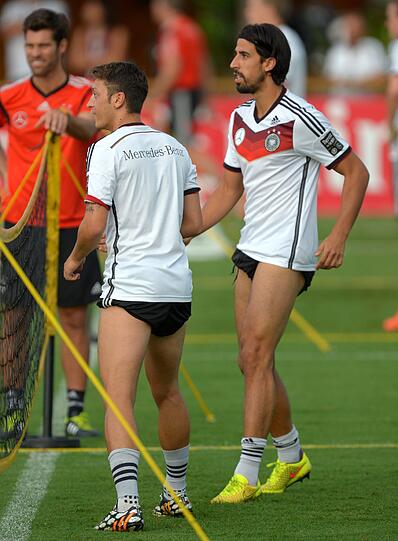 Vorbereitung auf Argentinien: Jogis Jungs bei einer lockeren Trainingseinheit im Campo Bahia am Donnerstag.
