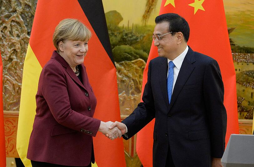 Angela Merkel schüttelt dem chinesischen Premier Li Keqiang nach der gemeinsamen Pressekonferenz die Hand.