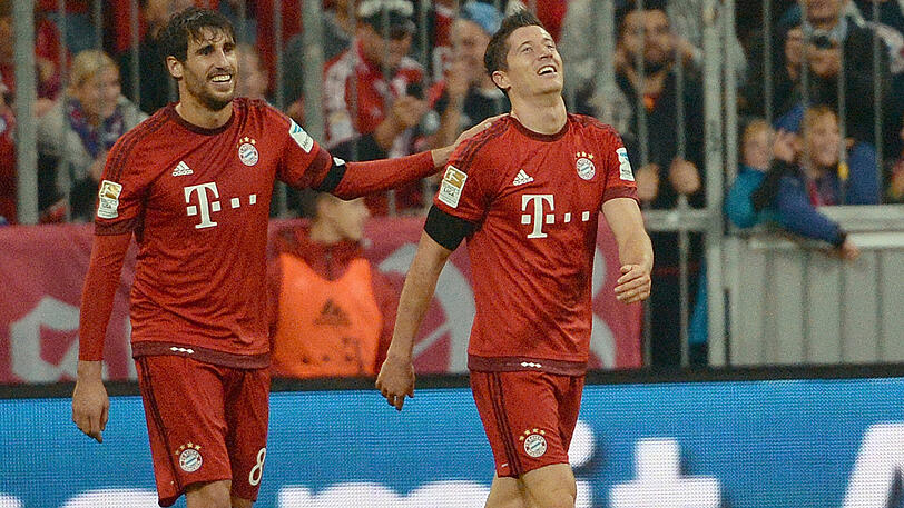 22. September 2015, 6. Spieltag: Robert Lewandowski lässt sich von seinem Bayern-Kollegen Javi Martínez (links) feiern. Endstand 5:1 fürden FC Bayern, fünf Mal Lewy.