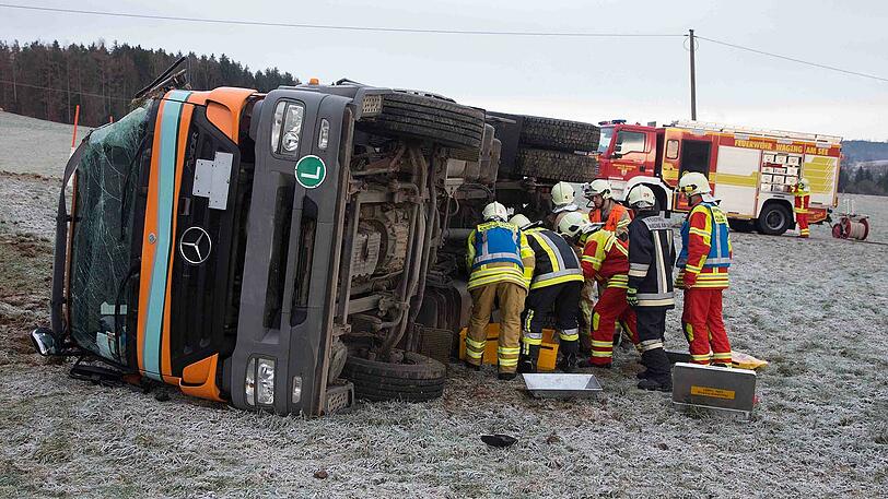 Der schwere Lkw schleuderte auf die Wiese ehe er umkippte und sich überschlug - die Bilder von der Unfallstelle.